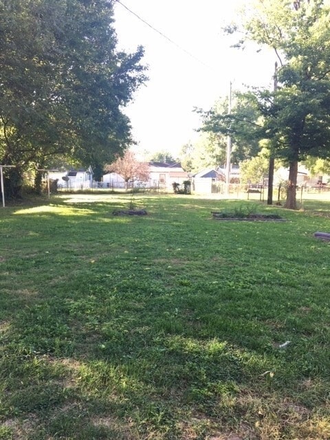 Building Photo - 2 bedroom 1 bath house with 1 car garage