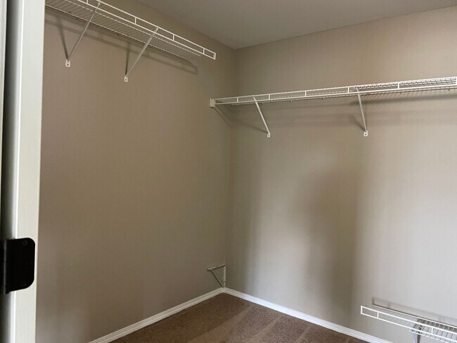 Building Photo - HALF MONTH FREE OF RENT Spacious 5 Bedroom Home! Granite Counters! Pet friendly! Tons of Room for...