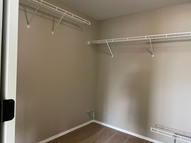 Building Photo - Spacious 5 Bedroom Home! Granite Counters! Pet friendly! Tons of Room for Entertaining!