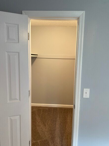 Building Photo - 738 Flint Ridge Dr