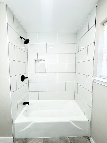 Building Photo - 1321 Beechwood Dr