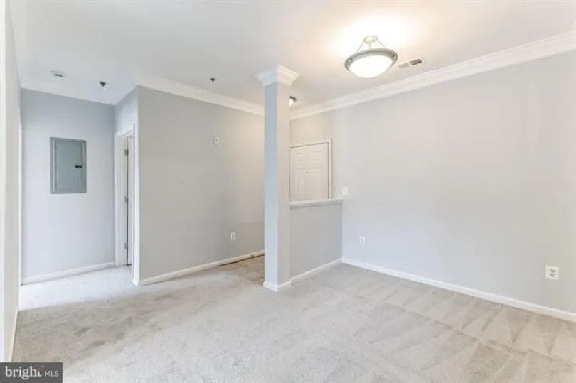 Entrance/Dining Area - 4852 Eisenhower Ave