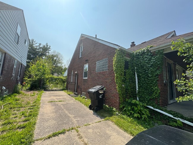 Building Photo - Lovely renovated 3 bedroom house
