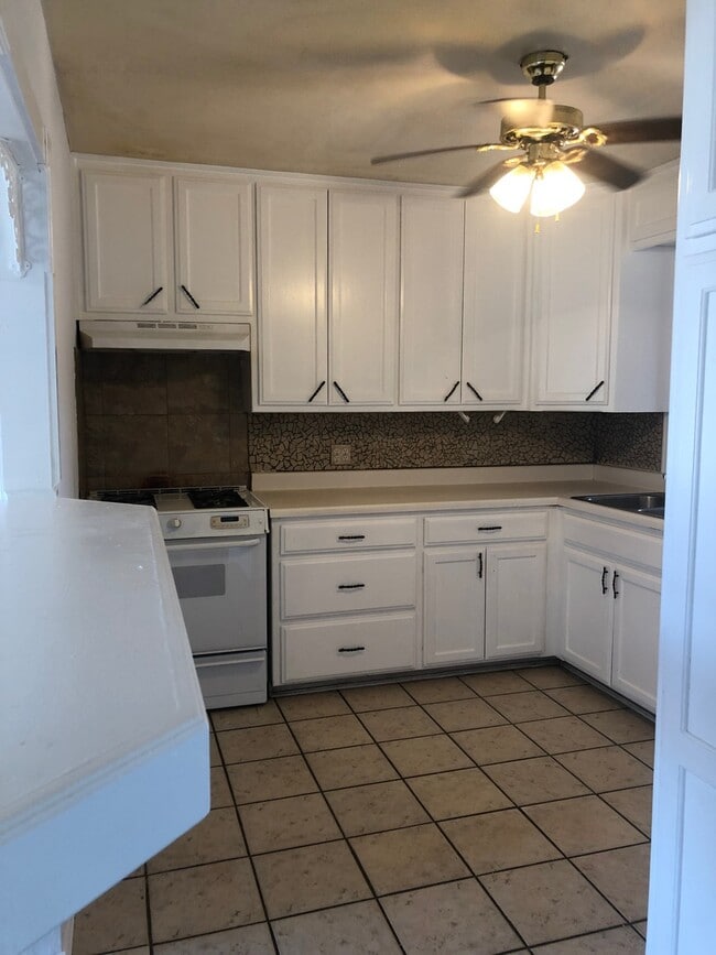 Building Photo - CUTE HOME WITH 2 BEDROOMS, 1 BATHROOM, 1 CAR GARAGE