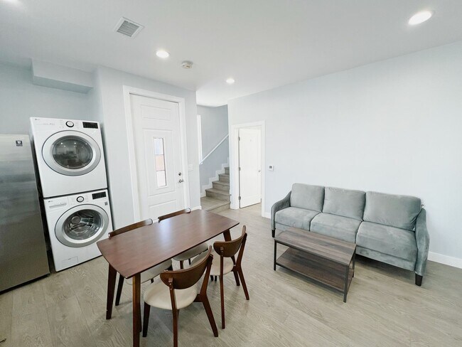 Building Photo - 2641 S Budlong Ave