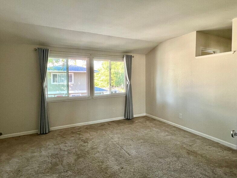 master bedroom - 7520 Silvertree Ln
