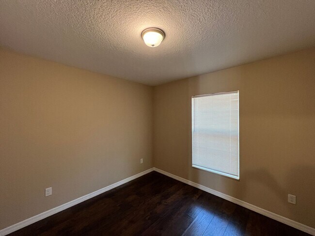 Building Photo - Available NOW! Immaculate 3 Bedroom, 2 Bat...
