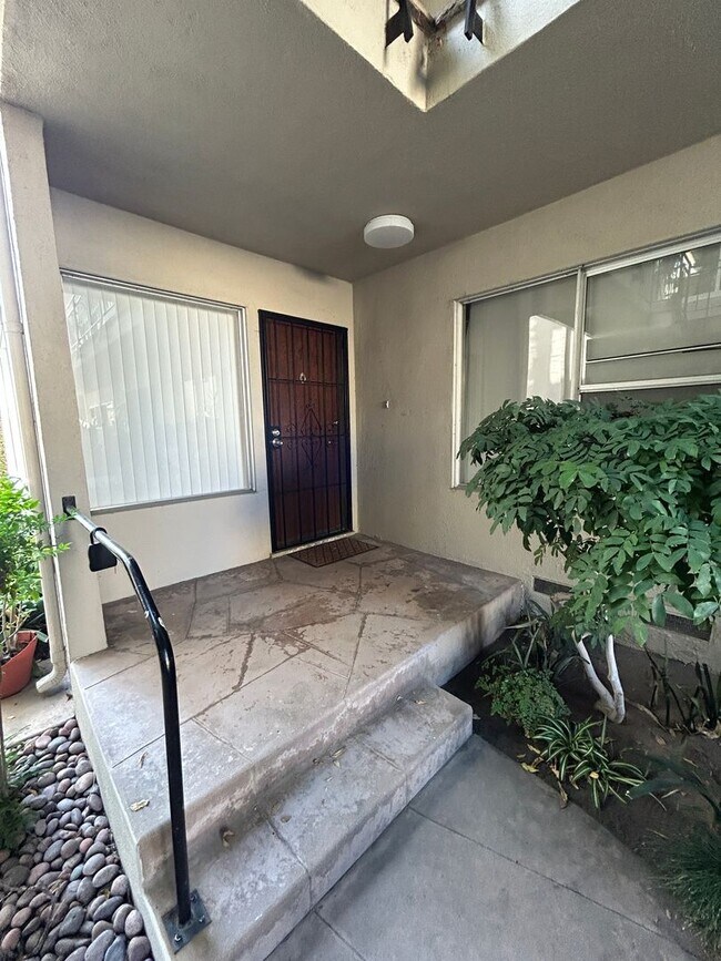 Building Photo - SPACIOUS 1BD/1BA UNIT INCLUDES 1-CAR GARAGE
