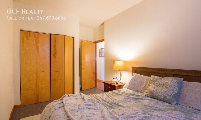 Building Photo - Three Bedroom Graduate Hospital Apartment
