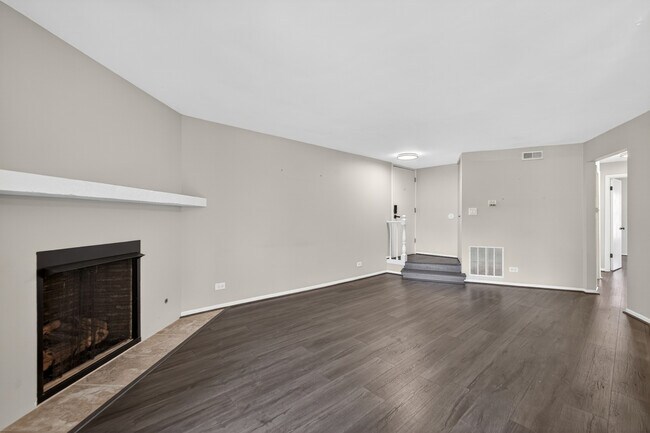 Building Photo - 1700 Lakecliffe Dr