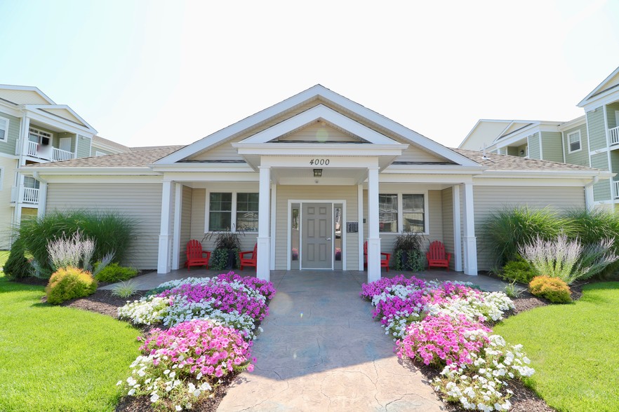 Resident Clubhouse - Broadleaf Boulevard Apartments