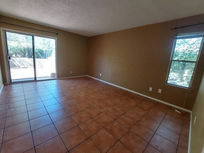 Building Photo - Spacious House