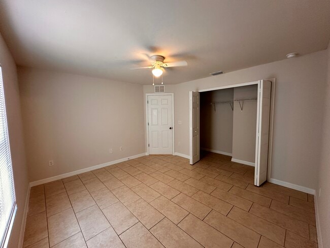 Building Photo - 137 SE 13th St