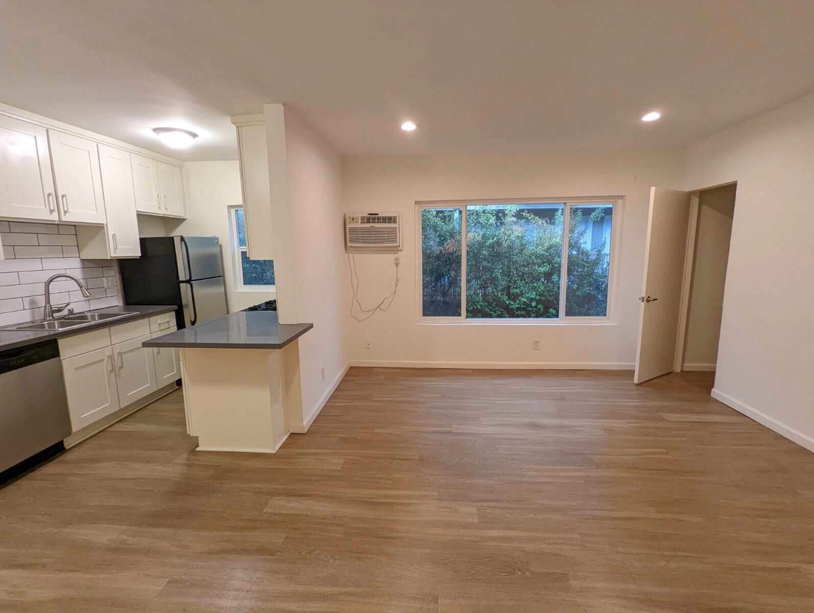 Building Photo - 6142 Eleanor Ave