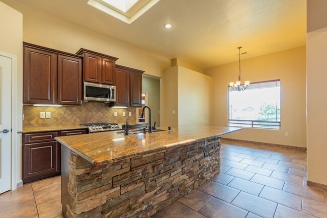 Building Photo - Beautiful Home in the Golf Course Area