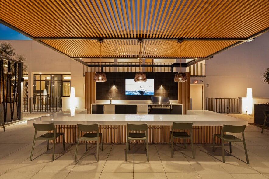 Building Photo - Overland & Ayres
