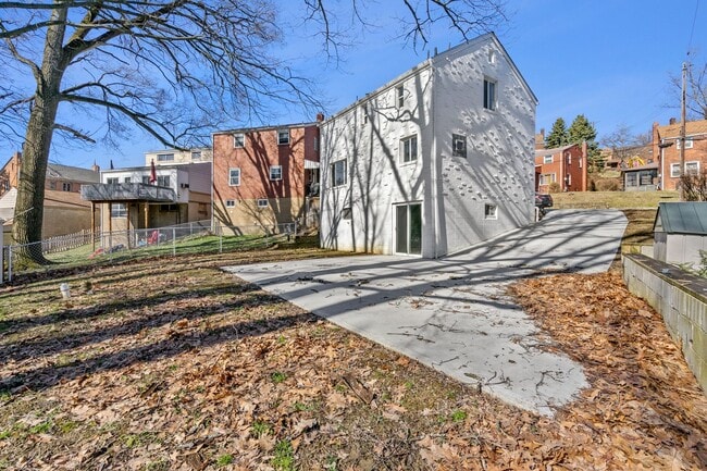 Building Photo - Newly Renovated 3 Bed/2.5 Bath Home - Cent...