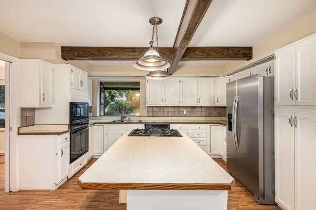 Building Photo - Cheyenne Canyon / 3 bedroom, 2 car garge, ...