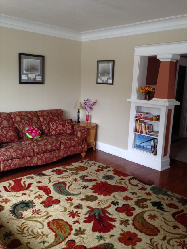 Build in book shelves - 5006 8th Ave NE