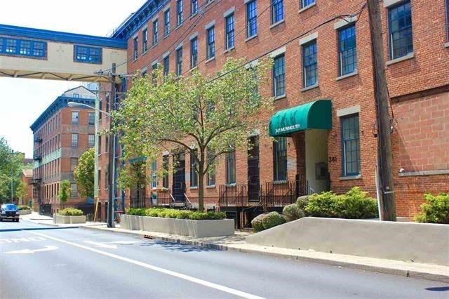 Building Photo - 341 Monmouth St