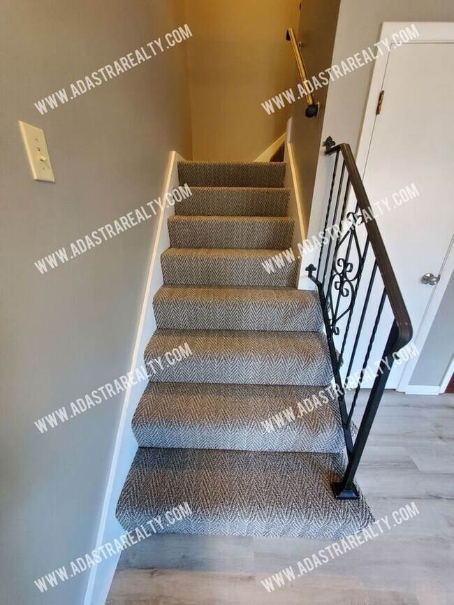 Building Photo - Affordable Olathe Townhome-Showing NOW!!