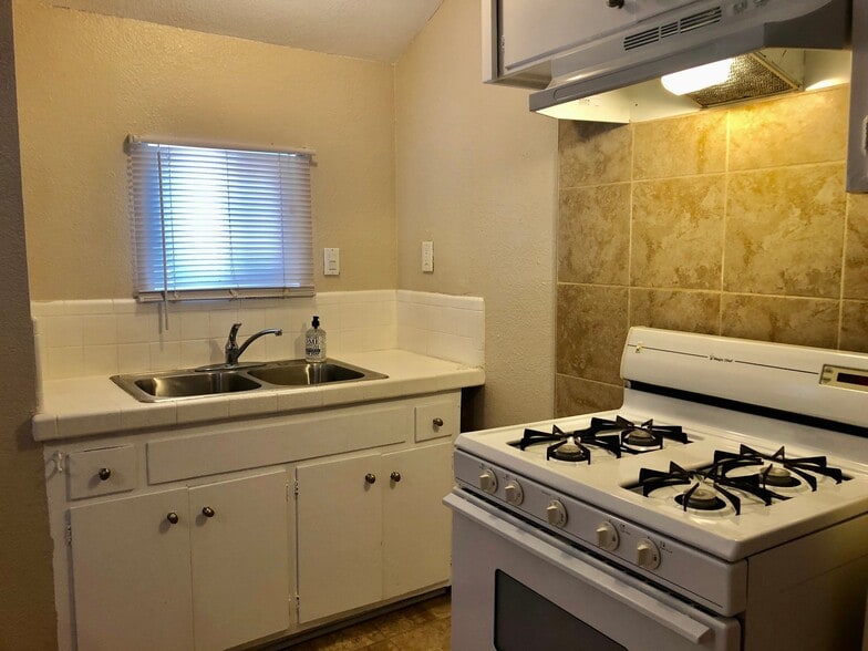 Building Photo - 606 W 4th Ave