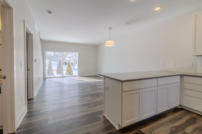 Building Photo - Premier Place and Premier Living!