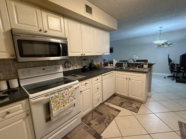 Building Photo - 9645 NW 1st Ct