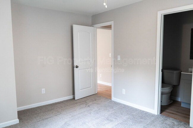 Building Photo - 614 Hillview Rd