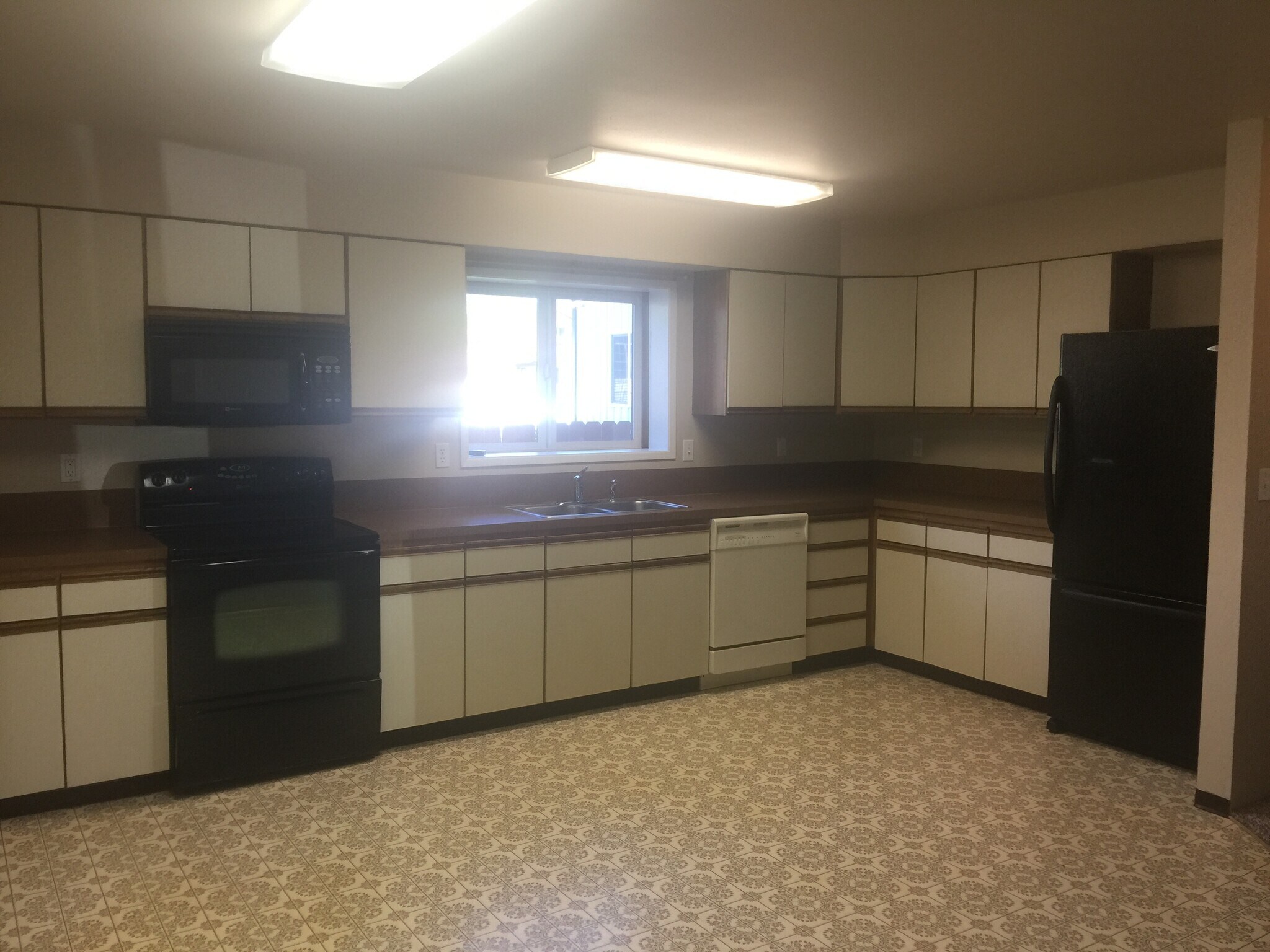 Building Photo - 1804 N Oak St