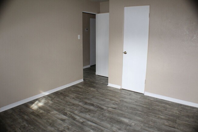 Building Photo - 3 bedroom home with fenced in yard!