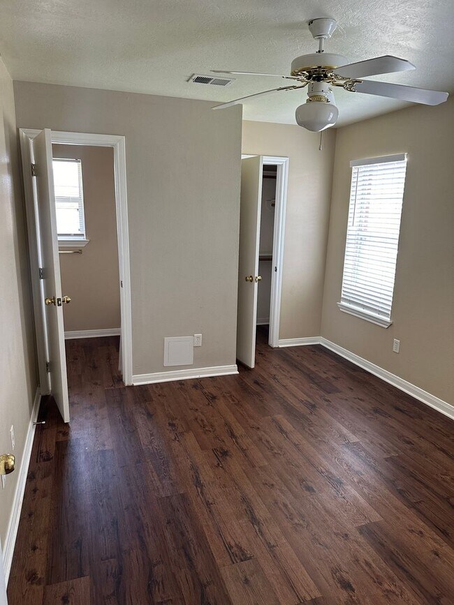 Building Photo - College Station - 4 bedroom - 4 bath - Fenced in yard / Home in Steeplechase Neighborhood.