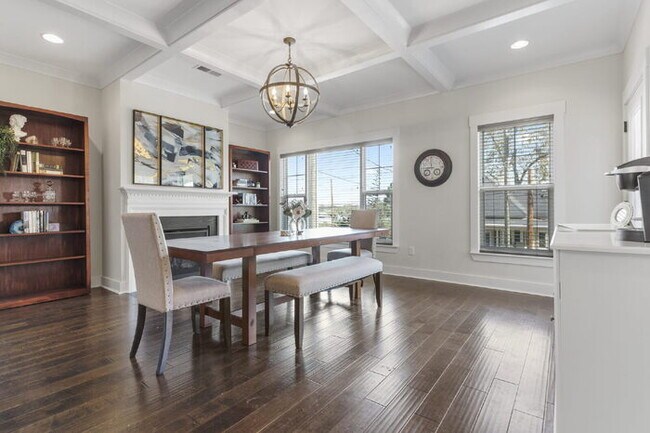 Building Photo - Luxurious 4-Bed Townhouse with Fireplace &...
