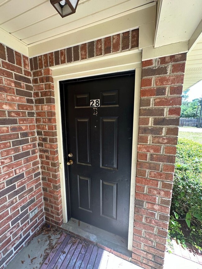 Primary Photo - Conveniently Located Townhouse!