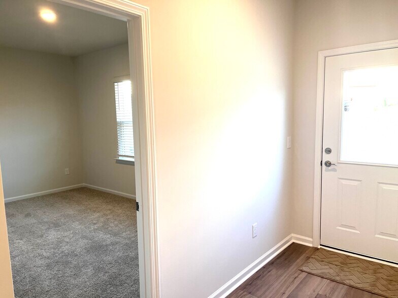 Building Photo - 2811 Farmhouse Dr