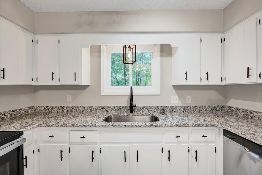 Large open kitchen - 4115 Arckelton Dr