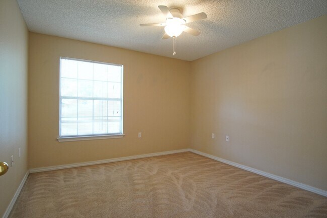 Building Photo - 2BR/1BA Home in Silverthorn – Close to Sho...