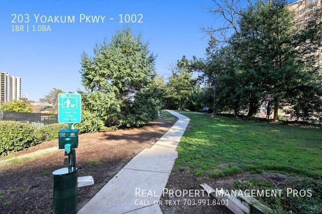 Building Photo - 203 Yoakum Pkwy