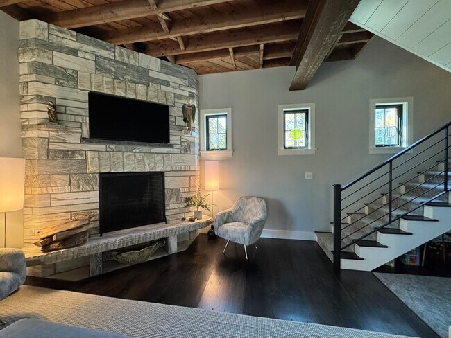 Building Photo - 57 Taconic Rd