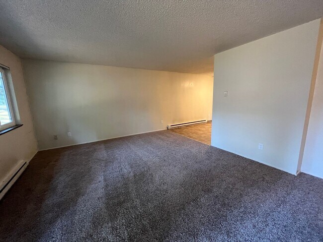 Building Photo - LOVELY DUPLEX HOME IN BEAUTIFUL SANDY, OR!!