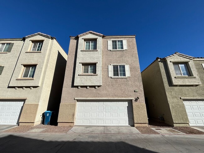 Building Photo - Spacious Tri-Level 4-Bedroom Home with Bal...