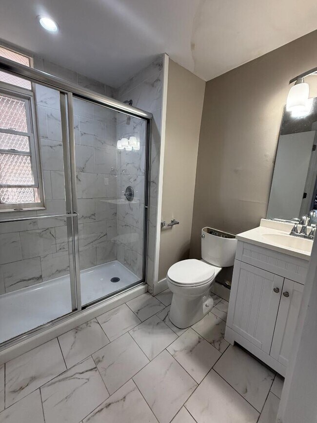 Building Photo - 1705 Sycamore St