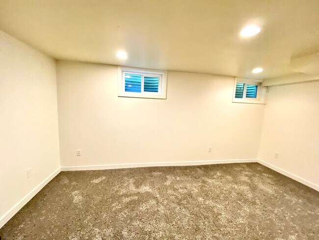 Building Photo - 4 Bedroom 2.5 bath on Central Rim minutes from downtown