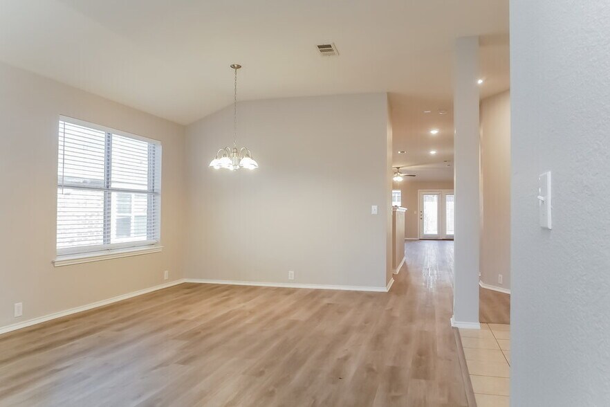 Building Photo - 4004 Sonoma Dr