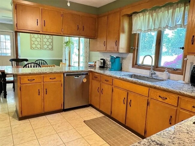 Building Photo - 7 Exeter Dr