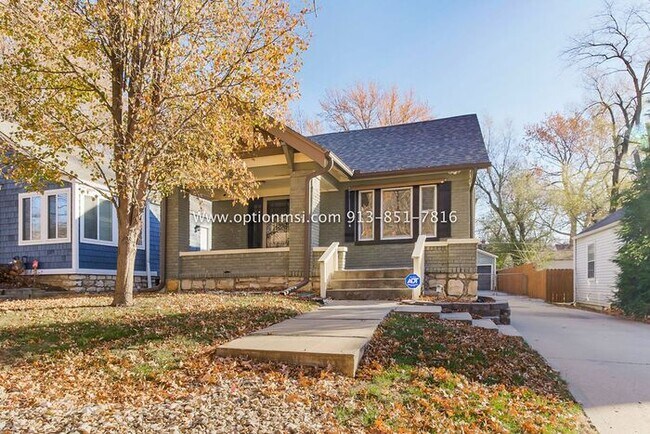 Building Photo - Charming, impeccably clean and maintained ...