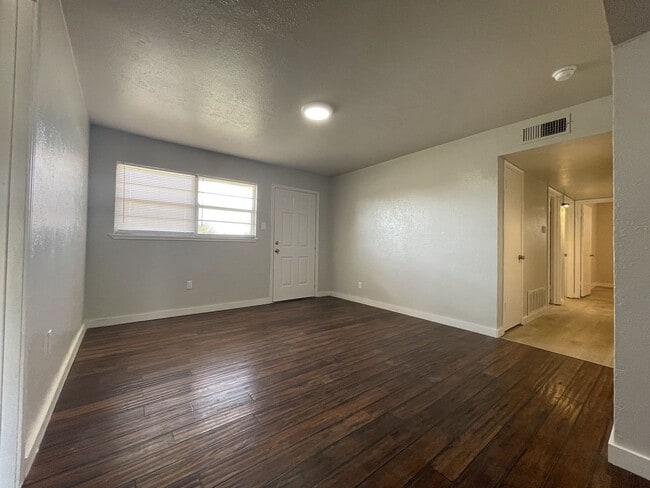 Building Photo - Newly renovated 3/1 with fenced back yard ...