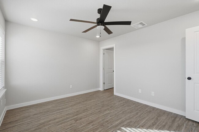 Building Photo - Available May 29 | $2,550 – Hampton Hills Living Near Stargate
