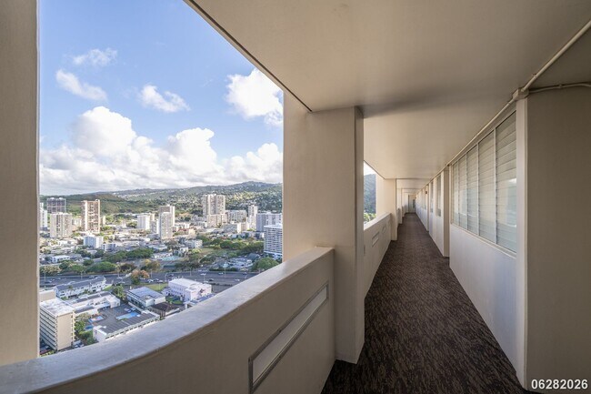 Building Photo - 2 Bd/2 Ba/1 Parking Condo in Banyan Tree Plaza, Honolulu