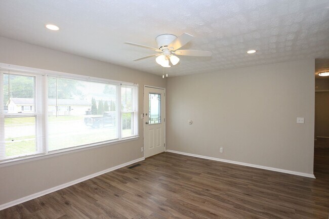 Building Photo - Three Bedroom Lafayette Home!